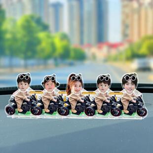 太阳能汽车摇头摆件定制全家福五口照片车载摇摇乐亚克力装饰品