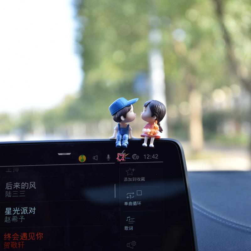 .汽车摆件卡通情侣公仔可爱车载中控台显示屏装饰车内用品网红男