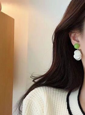 清新牛油果绿色贝壳耳钉耳坠高级简约精致小众时尚百搭气质耳环女