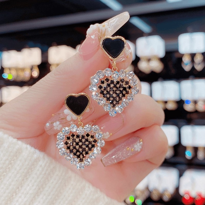 黑色爱心耳钉女2025年新款爆耳环气质高级防过敏耳坠复古秋冬耳坠