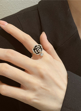 新款个性复古时尚气质首饰镶水钻黑色花朵开口滴油指环山茶花戒指