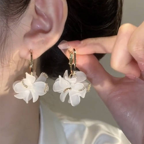 高级时尚仙气甜美花瓣吊坠耳环女小众耳饰百搭立体花朵耳钉耳坠女