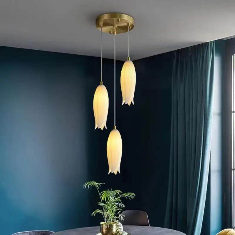 现代楼梯郁金香长枝形吊灯简单的两面派房子客厅餐厅丰富的家诗意