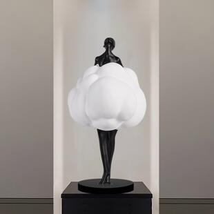 现代轻奢入户玄关抽象人形艺术雕塑摆件意式极简客厅高级落地装饰