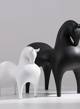 现代极简抽象红色马树脂摆件饰品客厅办公室玄关装饰北欧轻奢高档