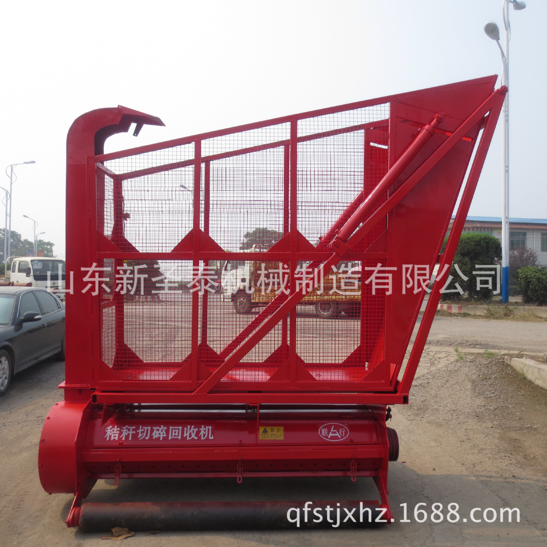 青储秸秆收割机工作视频 带料框的秸秆粉碎回收机 场上作业机械