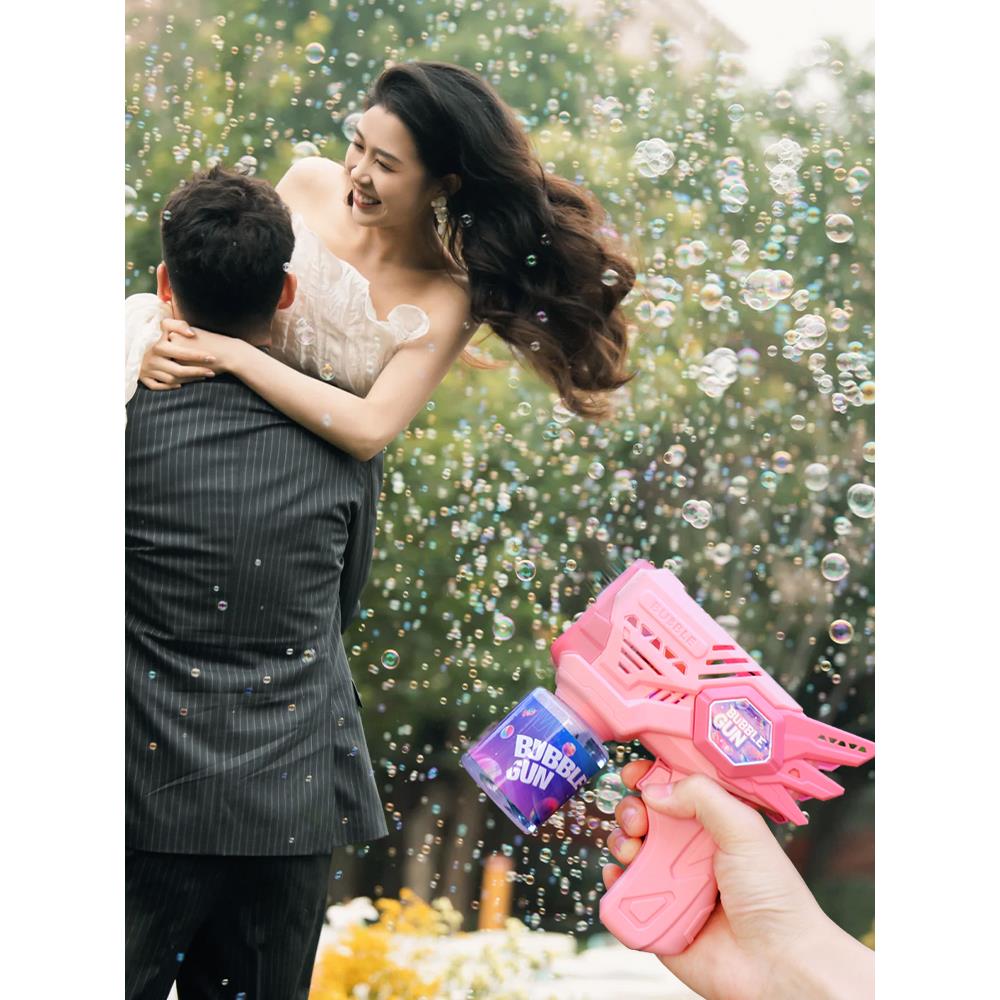 采购产品婚礼泡泡机，婚礼摄影道具，入口氛围，室外草坪，2025手