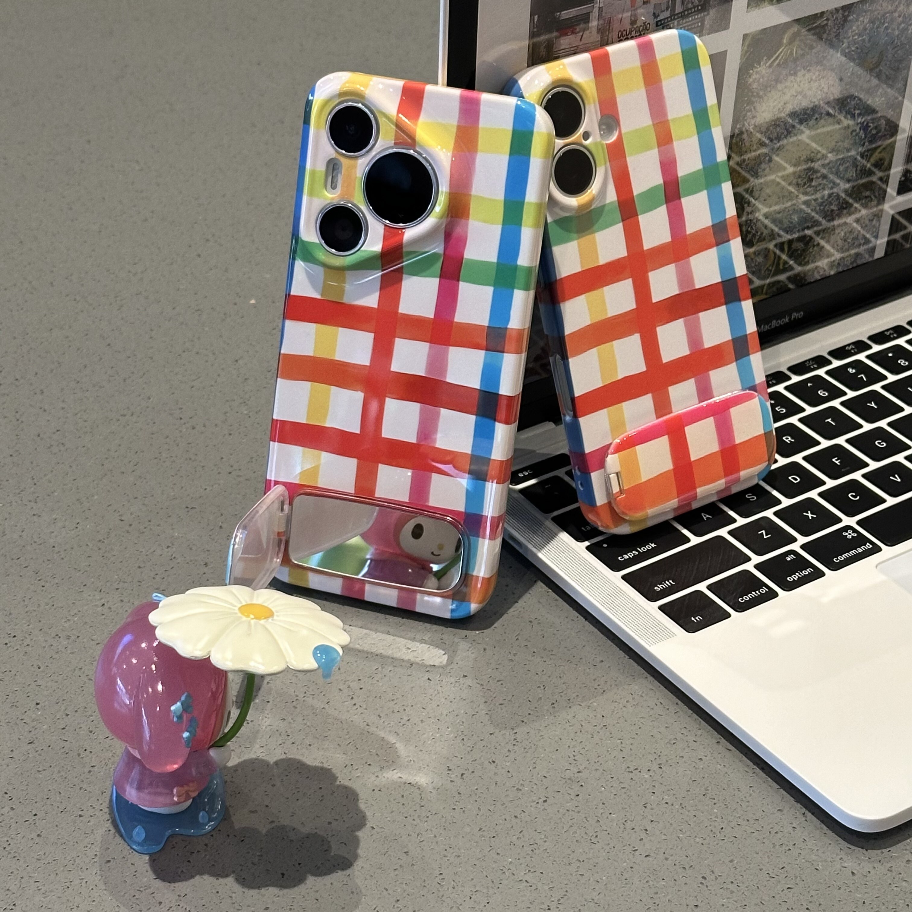 苹果16ProMax硬菲林ins风IQOO12高级感15手机壳彩虹格纹14plus创意带镜子支架适用iPhone13小众红米TURBO4PRO