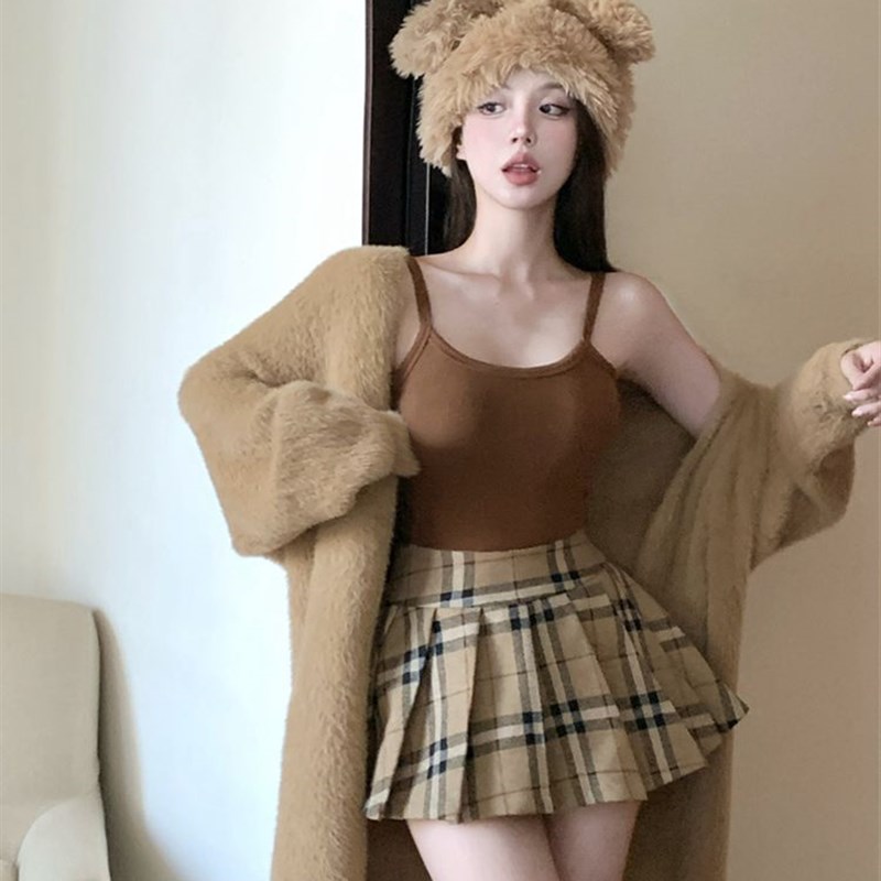 冬季慵懒风套装女焦糖色加绒吊带+格子短裙+O毛绒中长款开衫三件