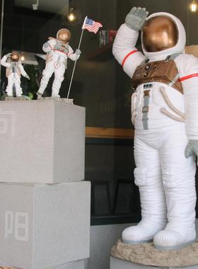 太空人模型摆件商场学校科技馆中国航天活动美陈大火箭太空人雕塑