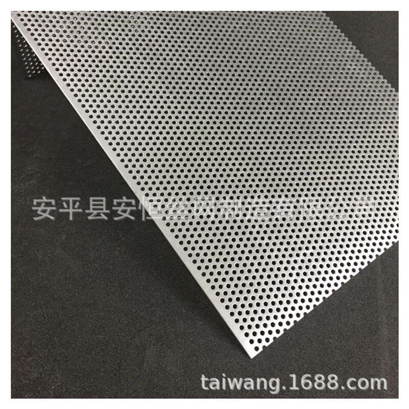 1.2mm厚不锈钢板冲孔网孔径4mBm孔距2mm 圆孔钢板网 防护装饰网