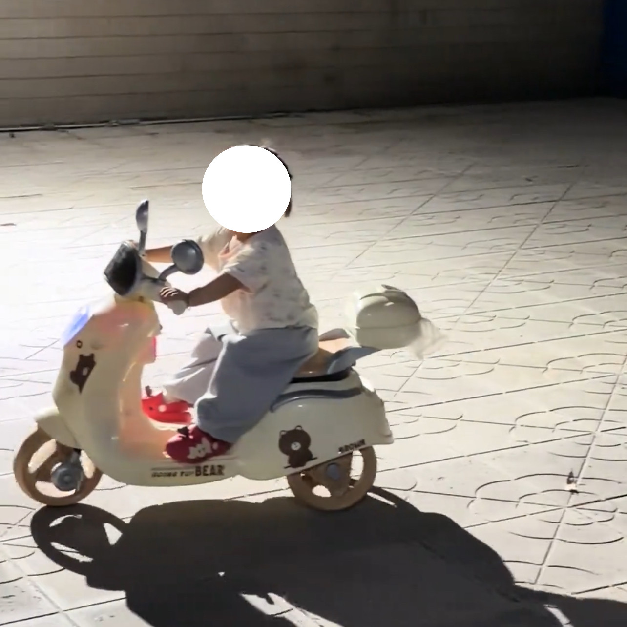 小孩可坐人遥控玩具车新儿童男女宝宝礼物电瓶车趣味新款2026