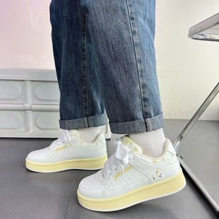 厚底奶黄休闲温柔系碎花板鞋女2026新款软妹风百搭学生面包小白鞋