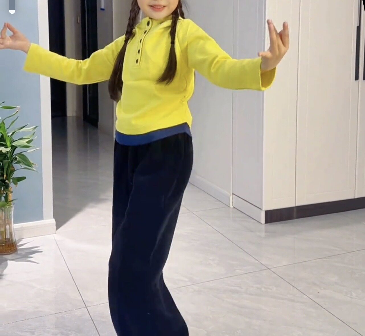 连帽卫衣儿童撞色气质百搭款短款长袖上衣新款秋冬季女童时尚