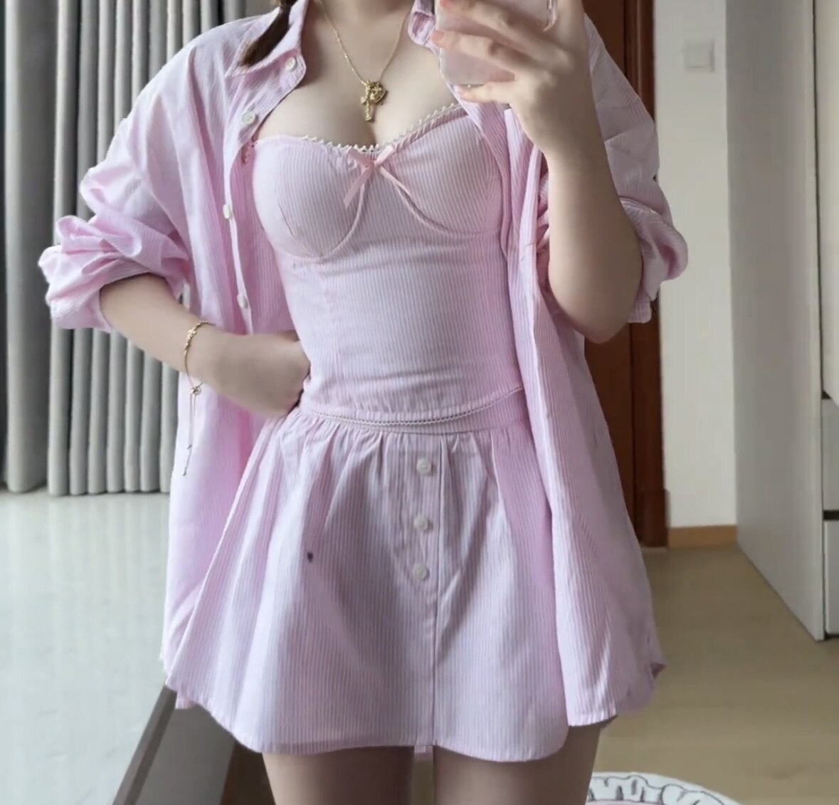 慵懒风松弛感早春韩系粉色条纹衬衫外套辣妹吊带半身裙子穿搭整套