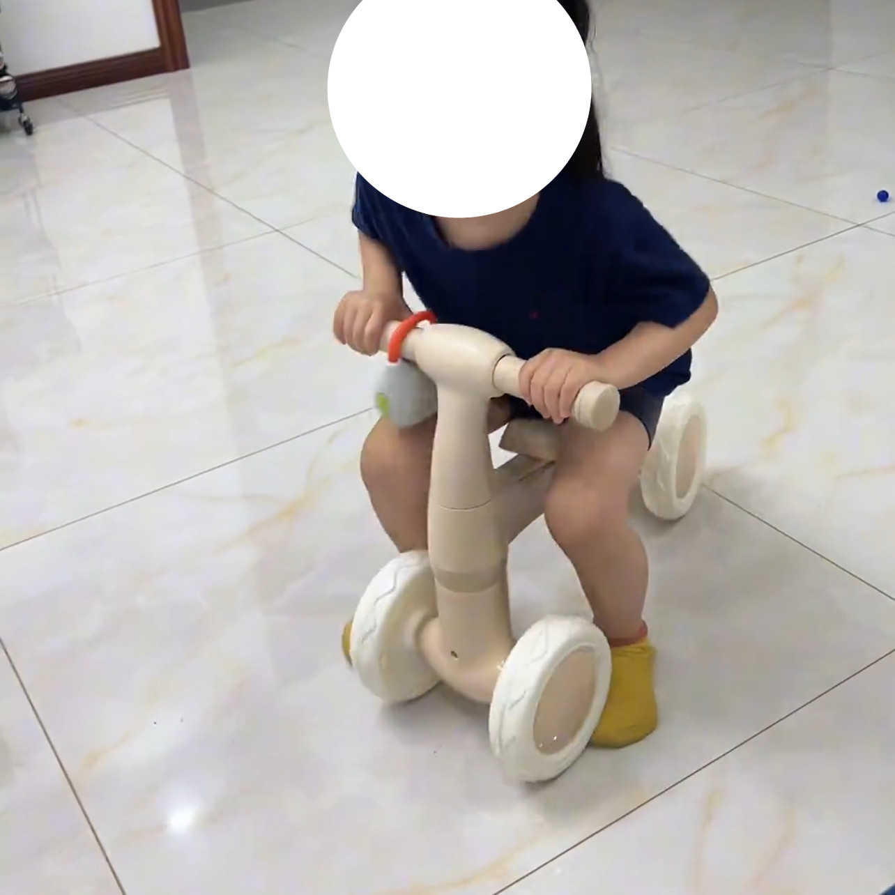 平衡车儿童六一玩具新款2026趣味遛弯婴儿学步车可爱迷你滑行车