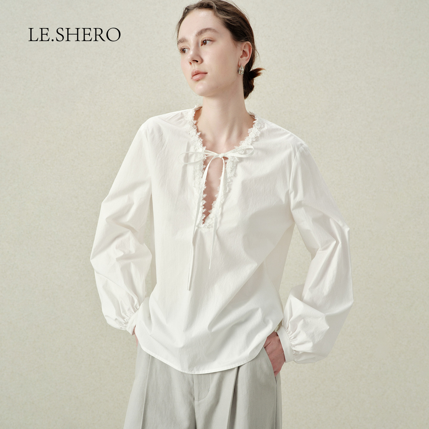 LE.SHERO原创设计荃棉肌理感淑女刺绣V领灯笼长袖衬衫