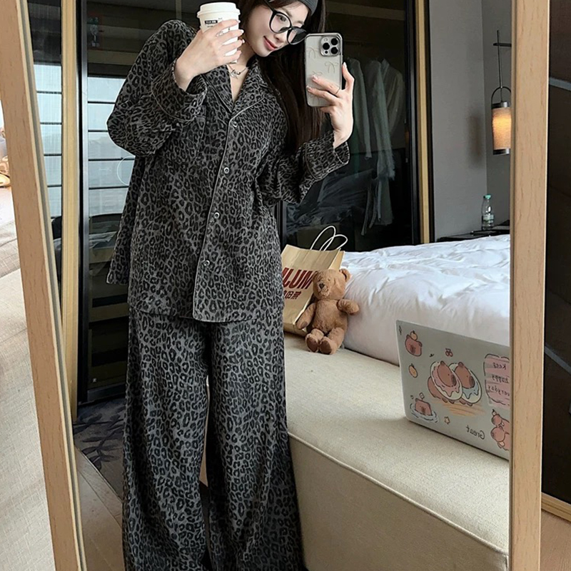 高级感豹纹德绒睡衣女秋冬家居服