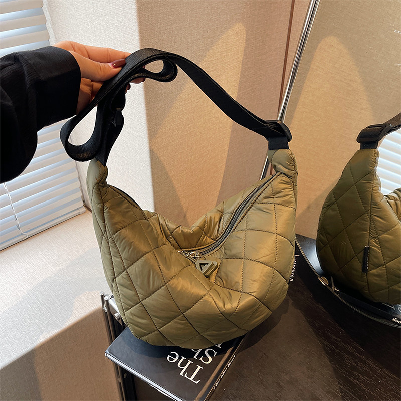 斜挎饺子包女2025新款冬天冬季菱格单肩包包休闲女包百搭棉服挎包