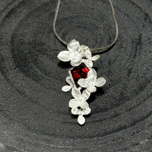 欣南芷原创【绣球花系列】足银镶嵌风筝型天然石榴石项链时尚饰品