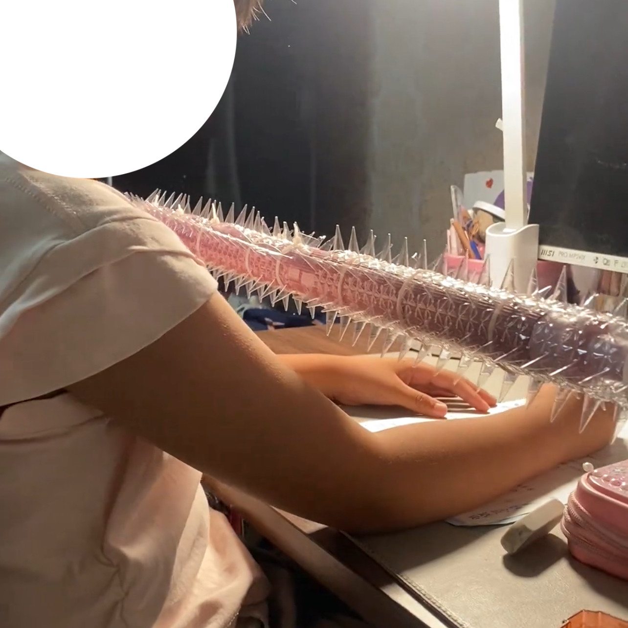 儿童小学生防弯腰趴着写字纠正姿势神器狼牙轴矫正坐姿器刺钉垫