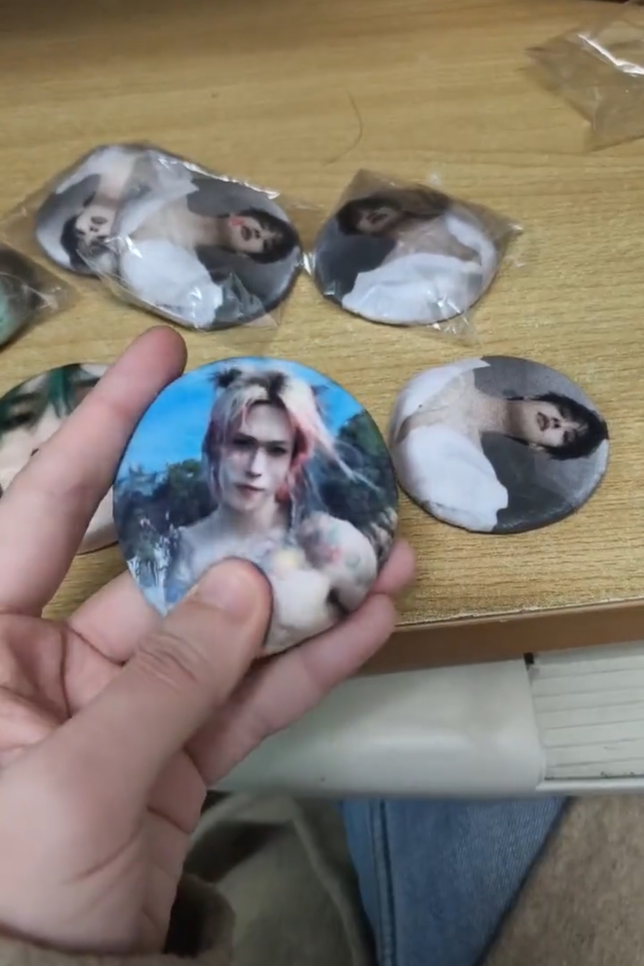 可定制款毛绒揉吧唧爱豆卡通动漫周边毛绒徽章绒布胸章可爱吧唧