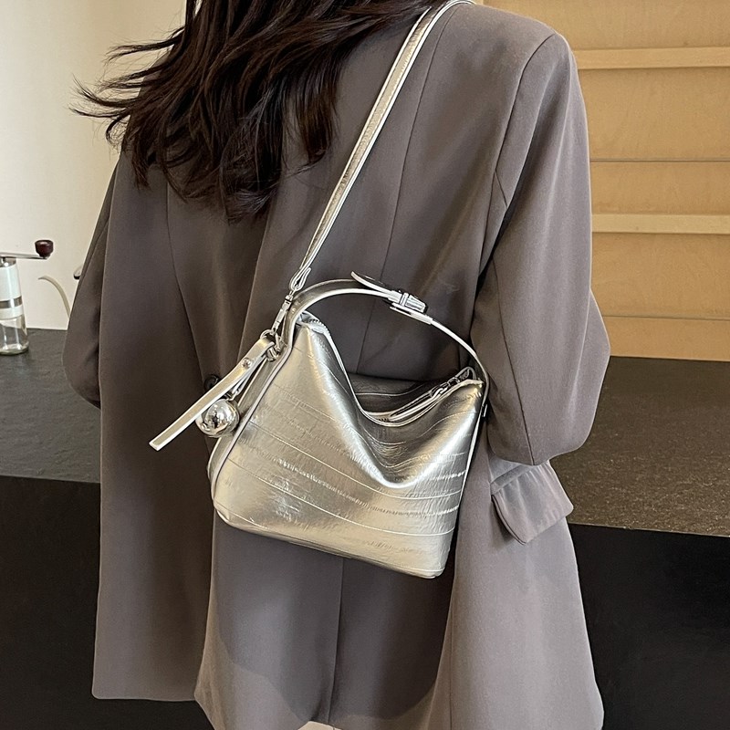 韩版潮流时尚手拎包女2024夏季新款简约百搭水桶包高级感单肩女包