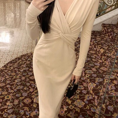 配大衣白色V领交叉扭结包臀针织连衣裙秋冬气质长裙长款收腰裙子