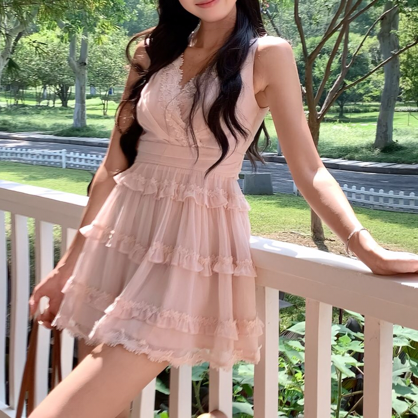 独特绝美蕾丝掐腰a字短裙夏季款法式气质名媛温柔风粉色v领连衣裙