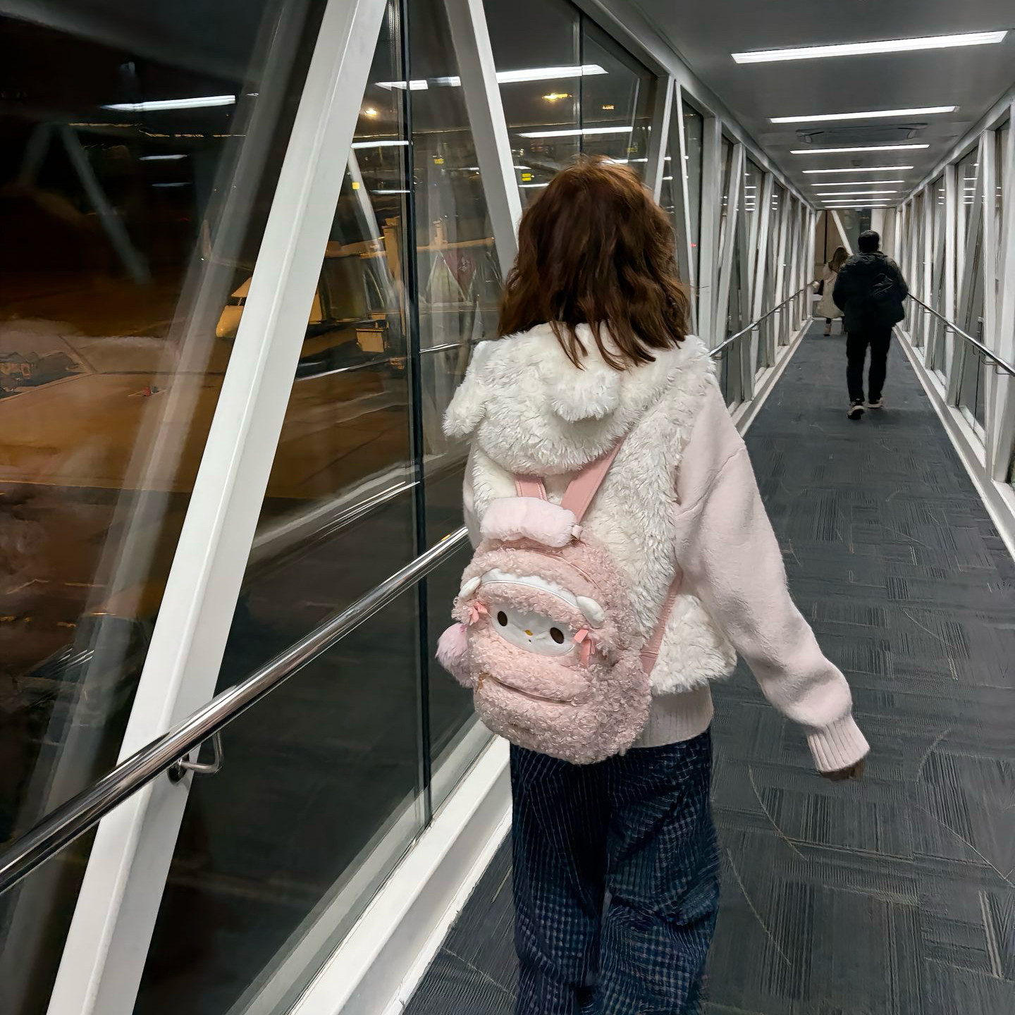 粉色毛茸茸2026包包女羊羔毛绒书包甜酷可爱毛茸茸小羊双肩包