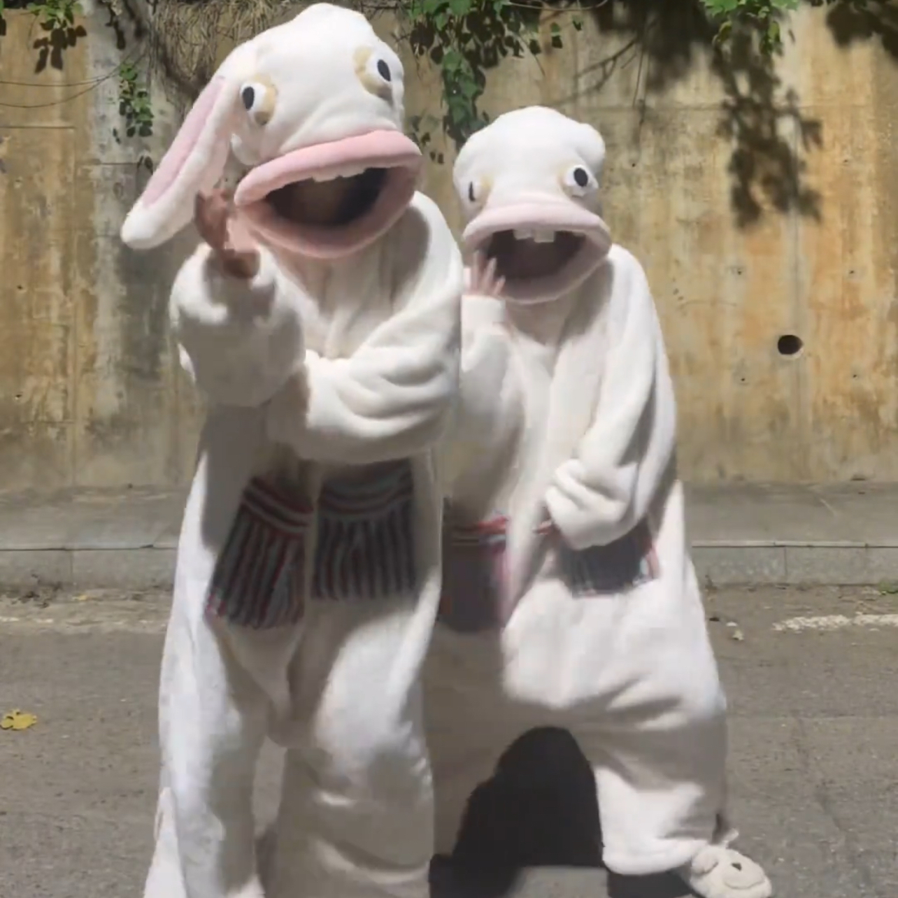 丑萌白色保暖卡通搞怪睡袍抽象家居服大嘴连体睡衣秋冬季珊瑚绒