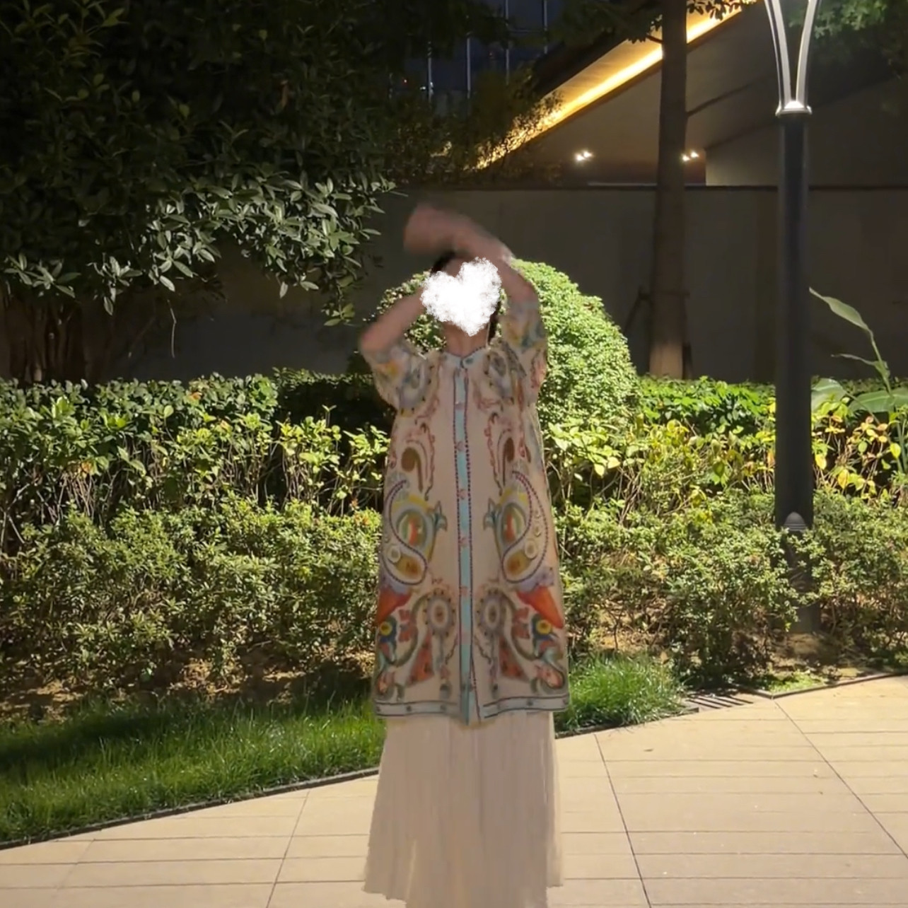 高弹力个性搞怪妈妈裙子女褶皱印花度假风连衣裙宽松褶皱弹簧裙