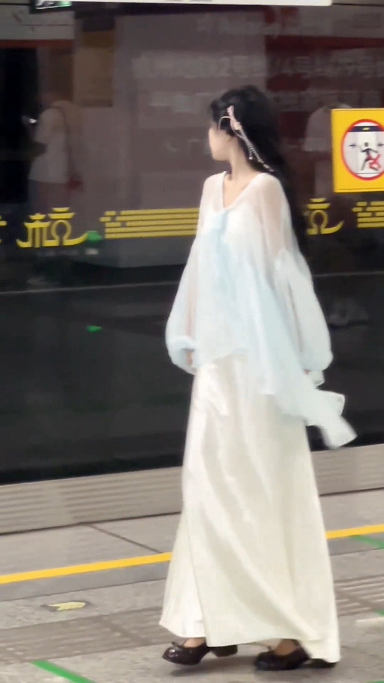 雪纺衬女显瘦绸面吊带连衣裙两件套夏季新款法式温柔风薄款灯笼袖