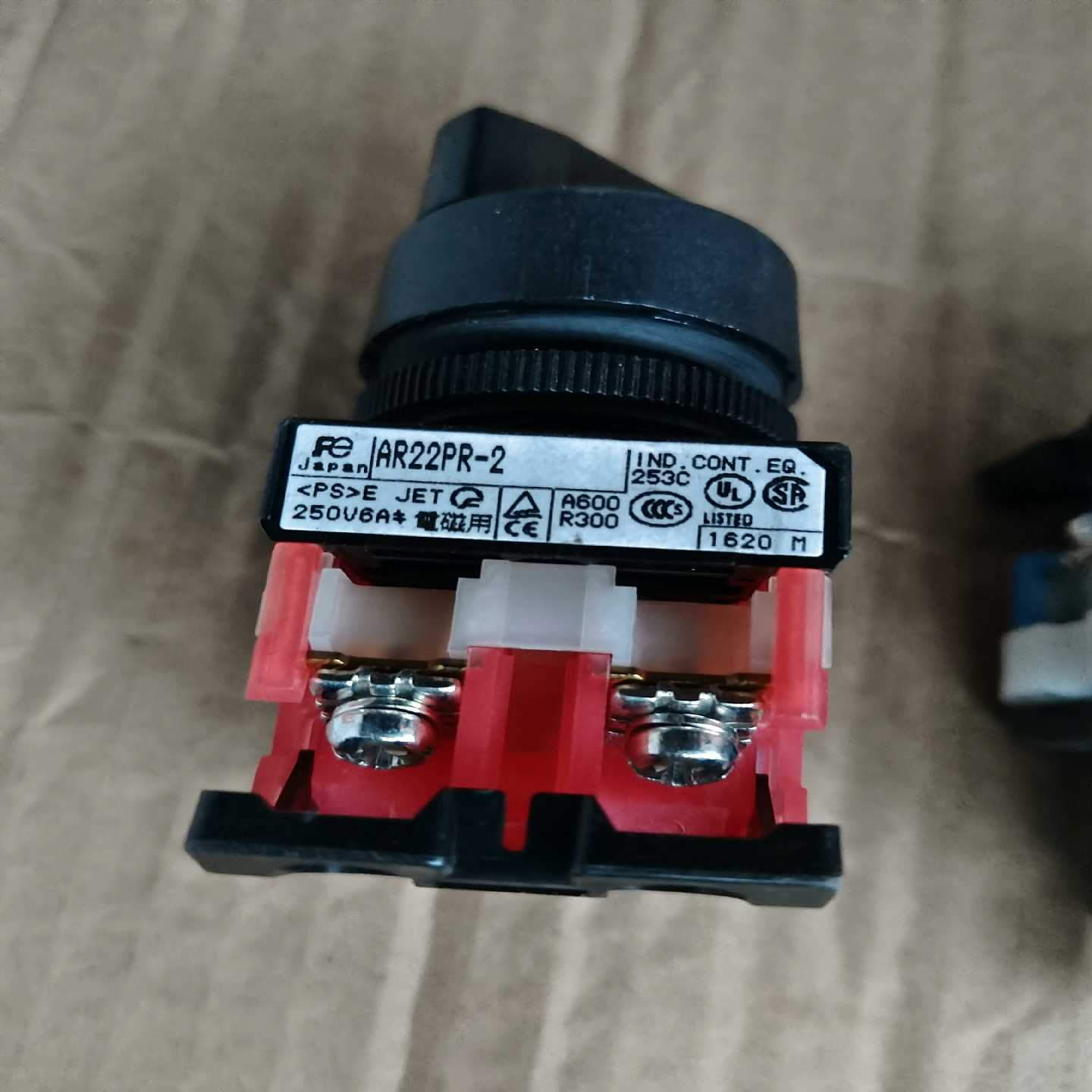 议价富士按钮正品货， AR22PR－2，有10个，AR22F02