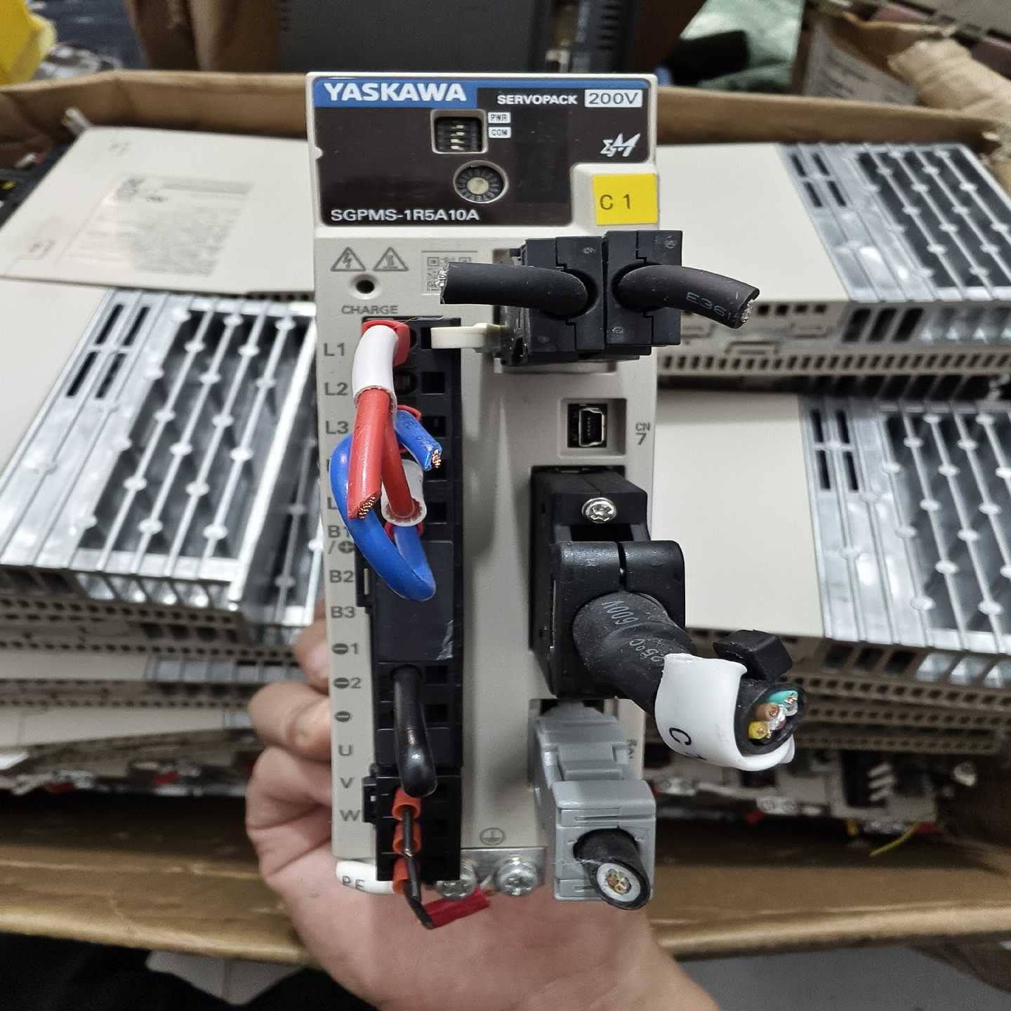 SGPMS-1R5A10A安川饲服驱动器300W(亚飞商行）
