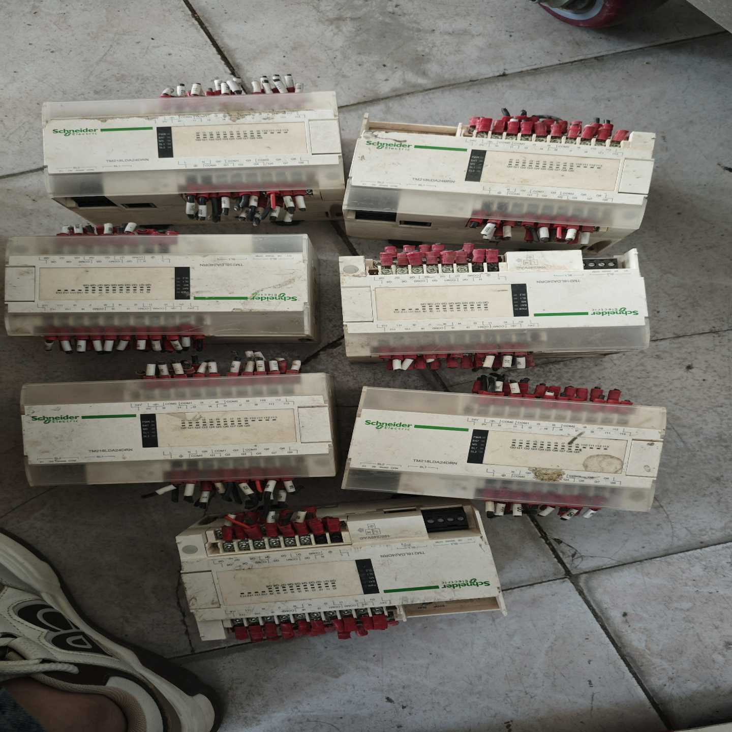 出售施耐德TM218LDA24DRN PLC，外观成色如图，一议价商品