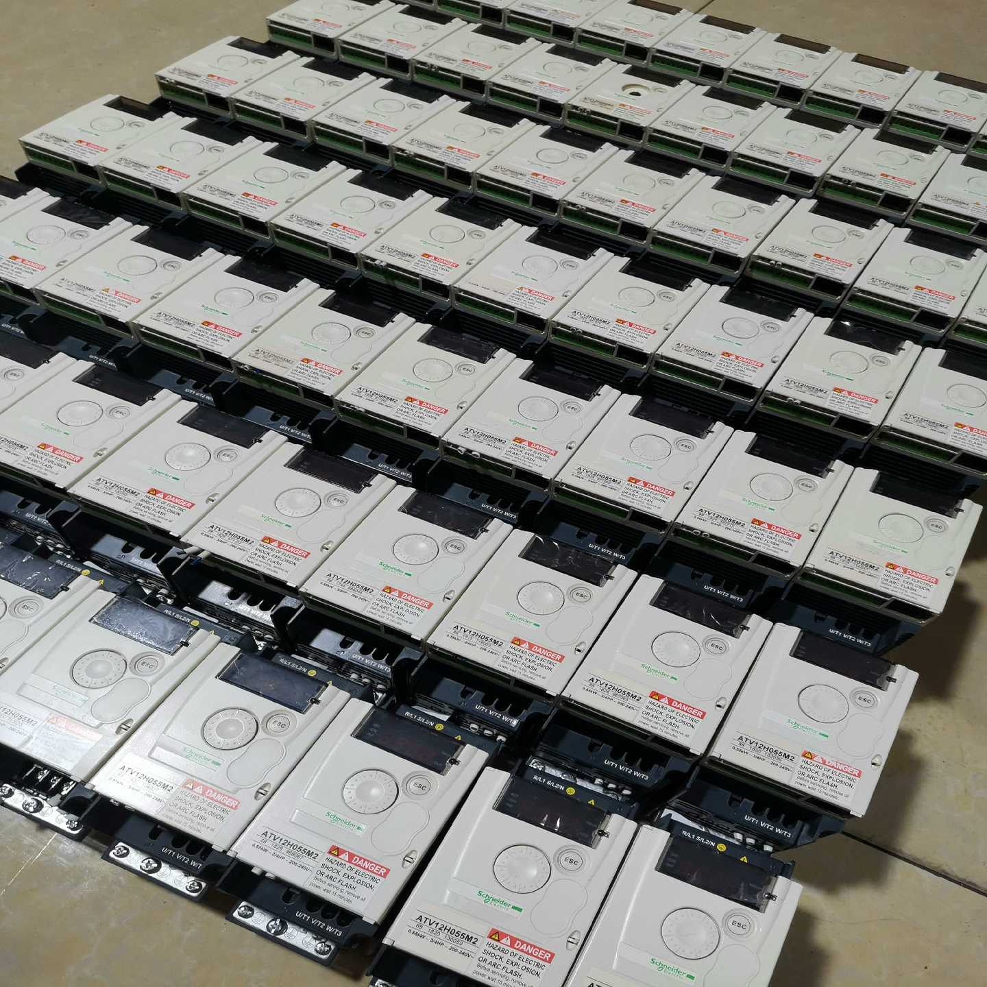 议价ATV12H055M2拆机施耐德变频器0.55KW，成色如图