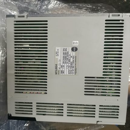 驱动器MR-J2S-70A，实图拍摄，，少一个绿询价