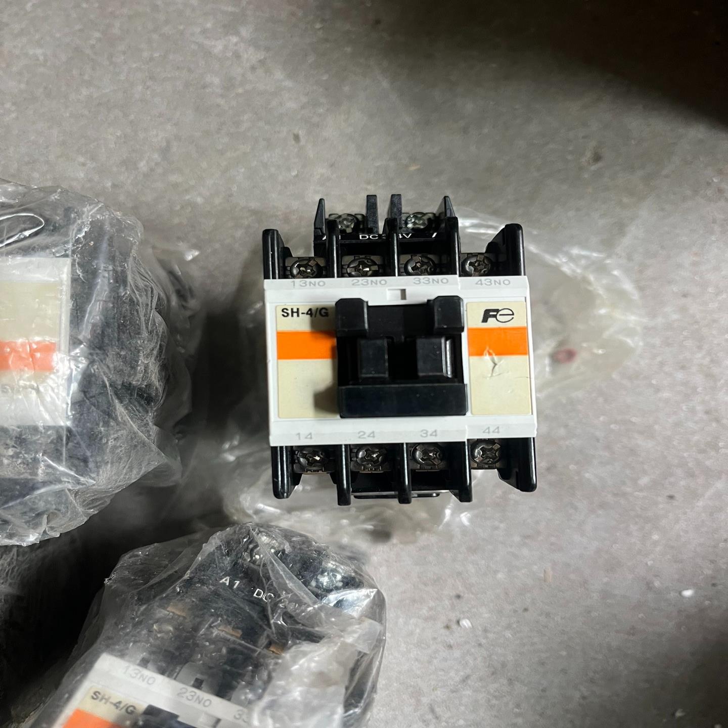 询价全新富士SH-4/G直流接触器，这款是24V直流，非常适合各