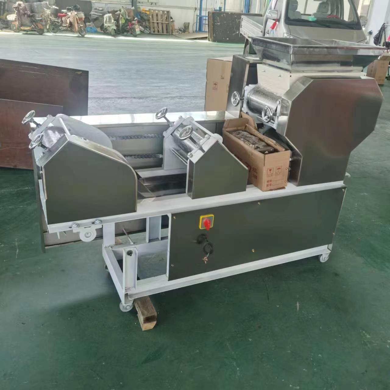 面条机商用 圆面宽面刀削面压面机 5/6/7组爬杆叠皮挂面机