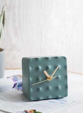 几何形座钟摆件树脂材质工艺品豆沙绿桌面立钟陈设家居简约创意