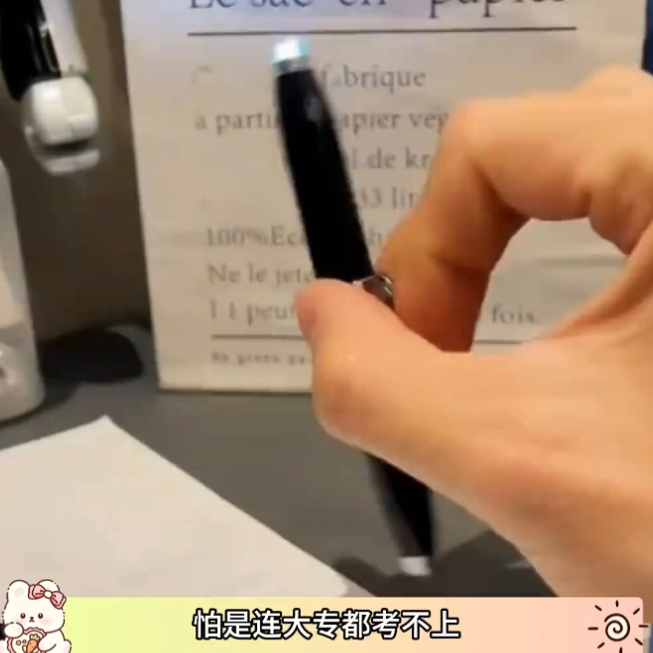炫酷指尖陀螺旋转笔LED发光解压手指无聊转转笔学生多功能圆珠笔