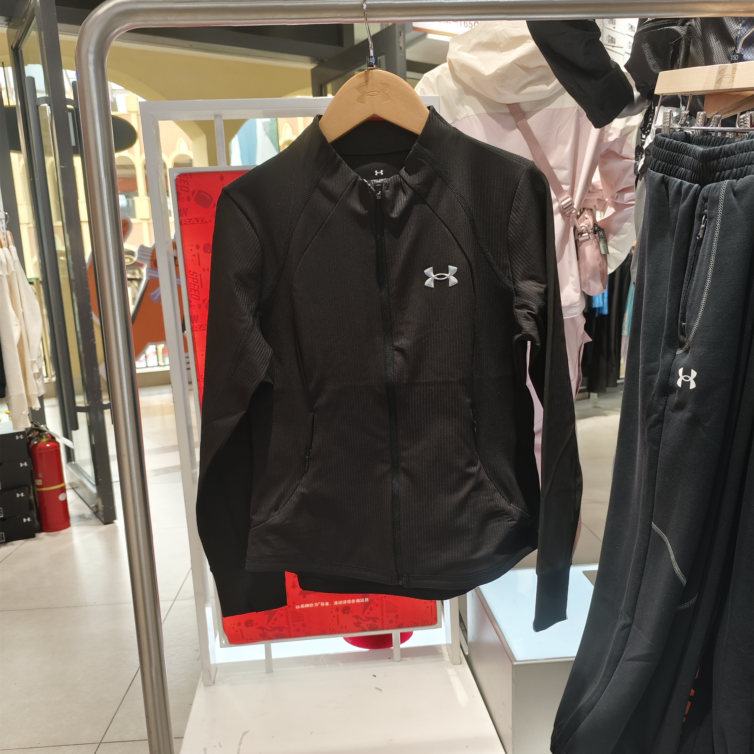 安德玛26新款女童大童春季黑色舒适柔软立领运动外套261224101