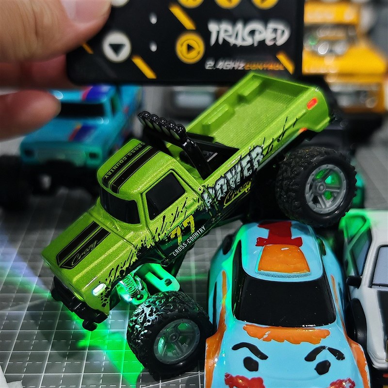 1:64迷你合金越野皮卡车越野可以漂移充电男孩大脚车儿童玩具礼物