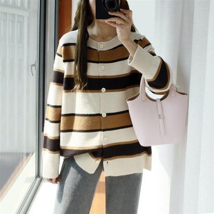 大码彩条开衫毛衣外套女胖mm高级感不起球秋冬加厚圆领胖妹妹上衣