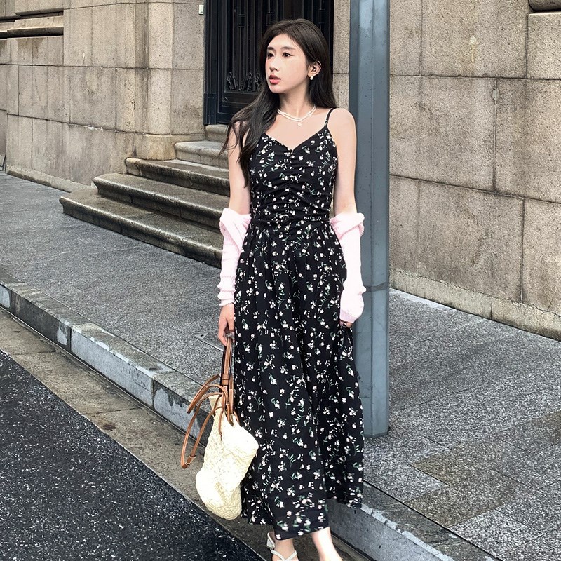 v领吊带连衣裙长款夏季小众黑色碎花掐腰今年流行的漂亮裙子夏天