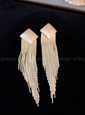 样板间衣帽间首饰项链耳环戒指衣柜陈列梳妆台软装家居装饰品摆件