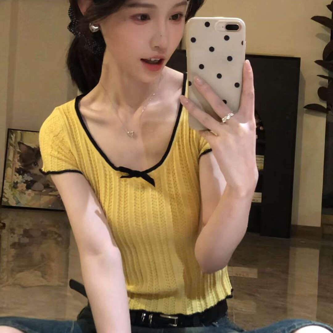 多巴胺穿搭黄色蝴蝶结U领