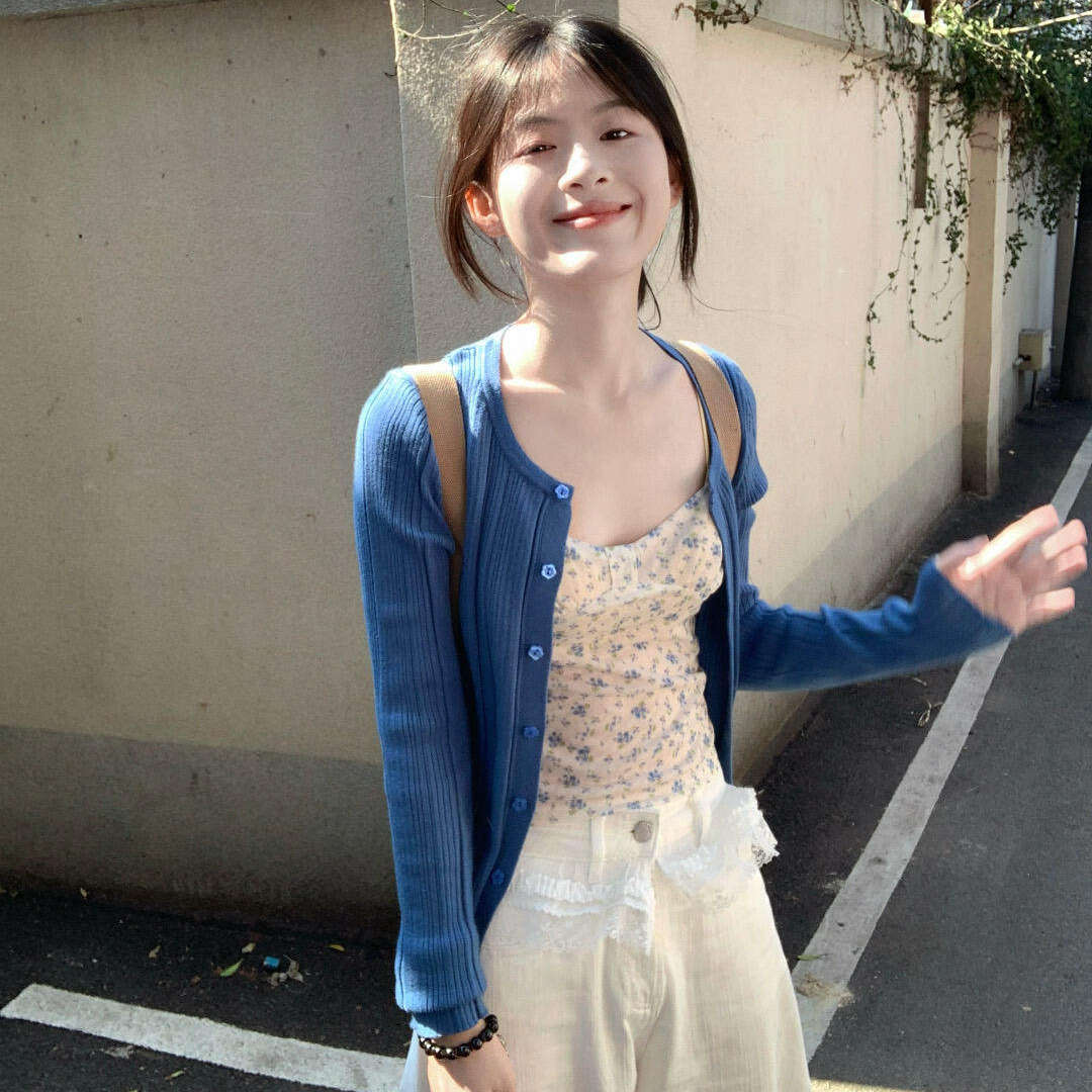 蓝色针织开衫碎花吊带背