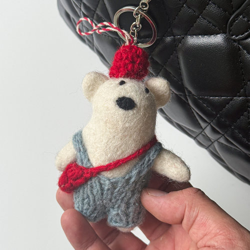 针织背带裤挎包的小熊挂件